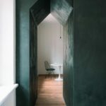 Im Mailänder Viertel Navigli entwarf das Atelier Architettura Chinello Morandi AACM auf 28 m² Fläche ein Appartement mit Küchenzeile.
