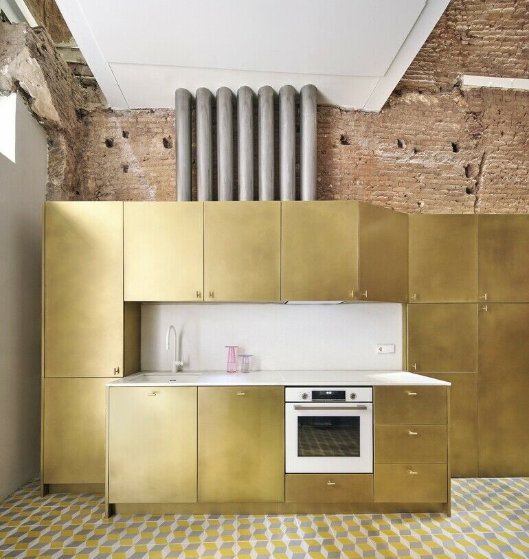Der Architekt Raúl Sánchez hat ein nur 3,5 Meter breites, dafür hohes Wohnhaus in Barcelona kernsaniert. Die Küche ist der wichtigste Raum.