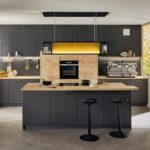 Küchentrends 2021: schwarzer Küchenblock mit Dunstabzugshaube und Barhocker