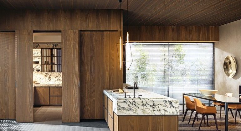 Holz und Stein sowie Wohnküchen prägen die Küchentrends 2021