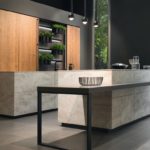 Küchentrends 2021: Kochinsel aus Stein und eine Kräuterwand