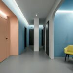 12:43 Architekten, SOHO_Klinik_Stuttgart,__rosé_farbene_Wand_mit_Tür,_Produktbild_LC