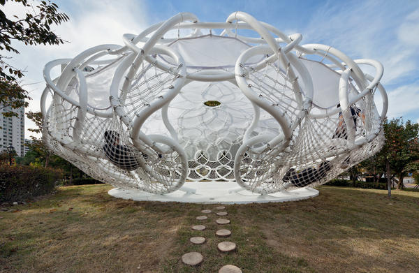 Strick-Pavillon aus geometrisch komplexer Struktur