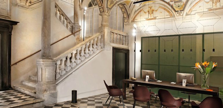 Ein Marmorboden mit schwarzweißem Schachbrettmuster im Eingangsbereich des Palazzo Grillo zeugt vom Reichtum des einstigen Erbauers. Foto: Marcello Moscara