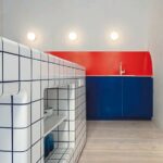 Für die Renovierung einer Wohnung entwickelte das Studio Fundbüro Design ein individuelles, farbenfrohes und kontrastreiches Konzept.