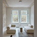 Plus One Architects aus Prag renovieren ein Apartment in einem historischem Wohnhaus aus dem Jahr 1900: individuell und minimalistisch.