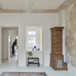 Plus One Architects aus Prag renovieren ein Apartment in einem historischem Wohnhaus aus dem Jahr 1900: individuell und minimalistisch.