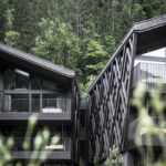 Das Bozener Architekturbüro noa* - network of architecture hat sukzessive das Apfelhotel Torgglerhof in Südtirol um- und weitergebaut.
