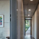 Atelier SAD  wählten portugiesischen Kork für das verglaste Familienhaus aus Stahlbeton. Die Innenarchitektur verantwortete Iveta Zachariasova.