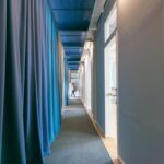 Das Berliner Innenarchitekturbüro Raumdeuter interpretiert das Thema Trennwand im Büro für Spark Networks neu.