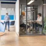 Das Berliner Innenarchitekturbüro Raumdeuter interpretiert das Thema Trennwand im Büro für Spark Networks neu.