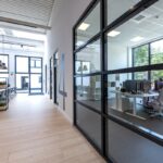 Das Familienunternehmen Windmöller ließ eine alte Werkshalle zu einem modernen workspace umgestalten. Mit dabei der Bioboden des Unternehmens.